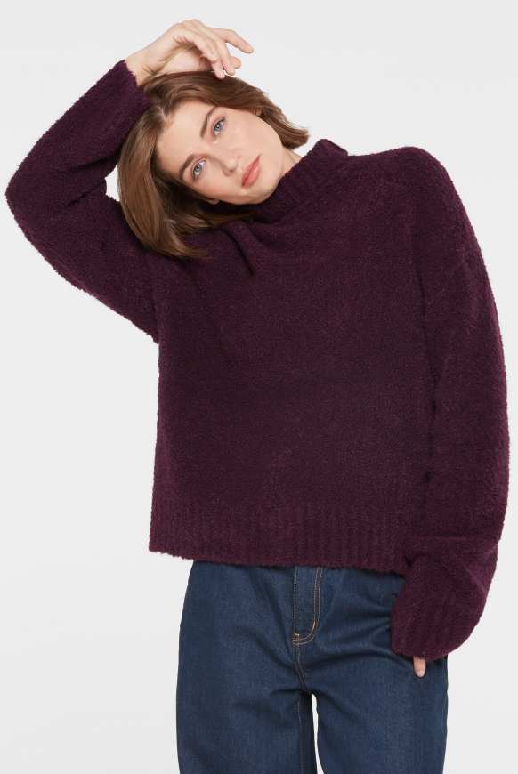 Bouclé-Pullover mit Stehkragen