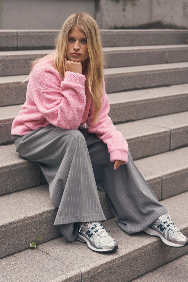 Nadelstreifenhose PE:RI mit extra weitem Bein cozy grey