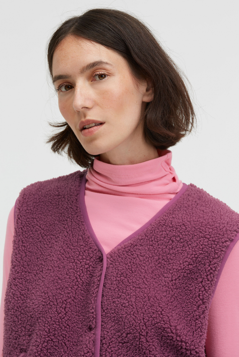 Weste SV:EA im Sherpa-Look anemone red