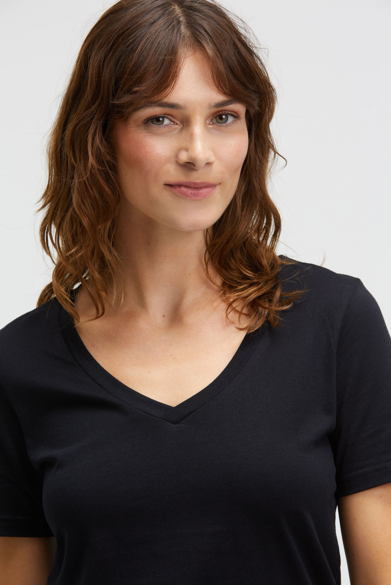 Basic T-Shirt TA:VI mit V-Ausschnitt