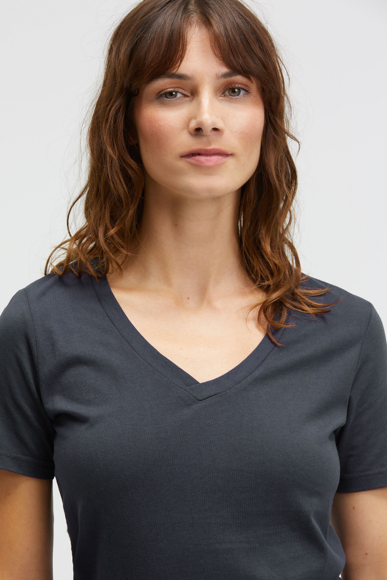 Basic T-Shirt TA:VI mit V-Ausschnitt