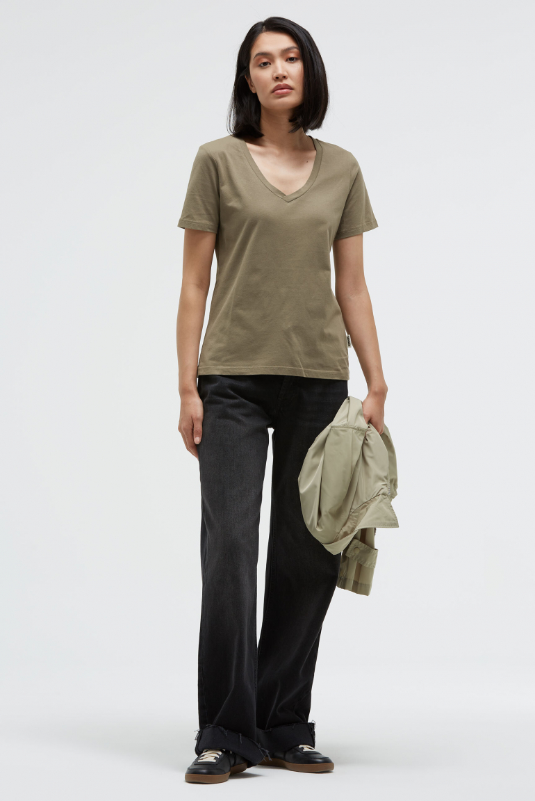 Basic T-Shirt TA:VI mit V-Ausschnitt