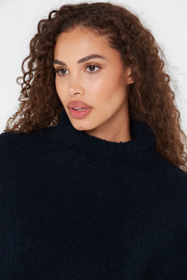 Bouclé-Pullover mit Stehkragen