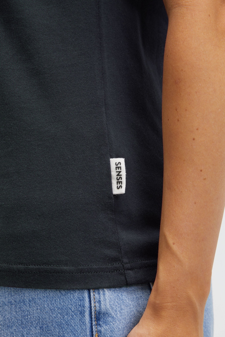 Basic T-Shirt TA:VI mit V-Ausschnitt