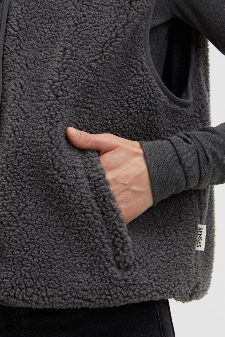 Weste SV:EA im Sherpa-Look