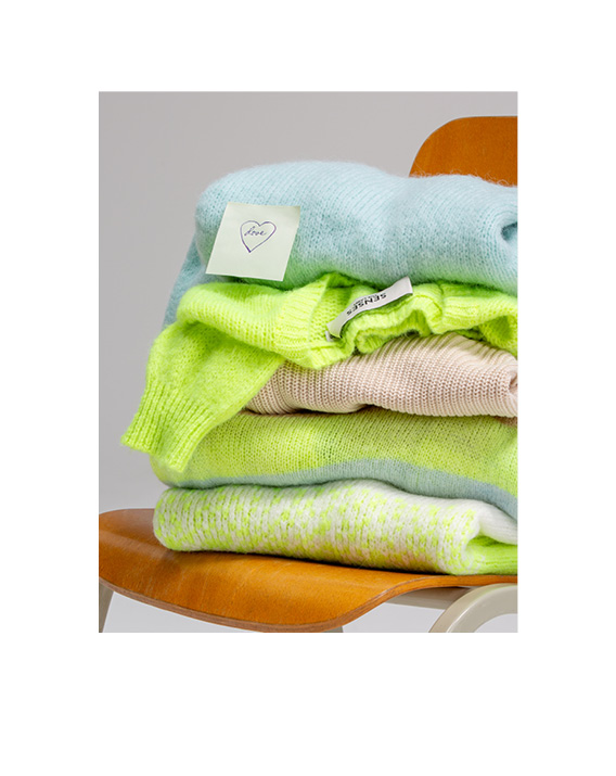 Spring Colors Strick Artikel gestapelt 