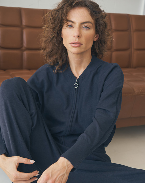 Model trägt Feinstrick Cardigan sitzend