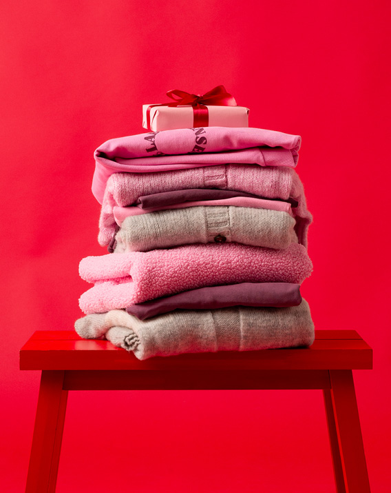 Zusammengelegte Strick Pieces auf einem Hocker