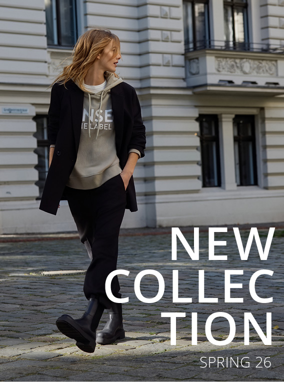 Model trägt Hoodie und läuft einer Straße