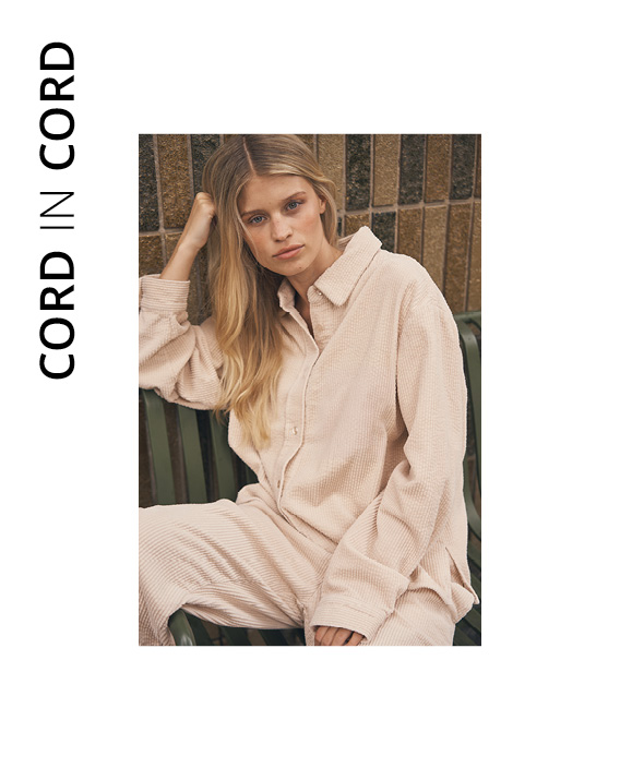 Model trägt Cordbluse sitzend