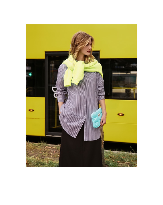 Model steht vor Straßenbahn