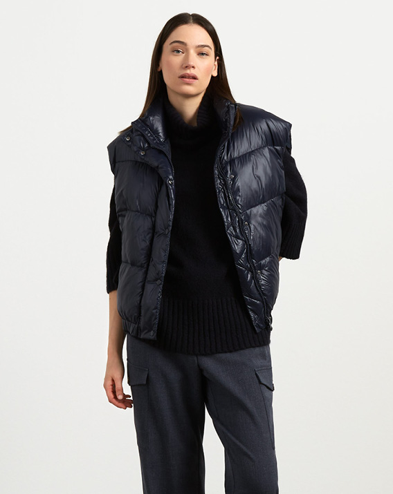 Model trägt schwarze Steppweste